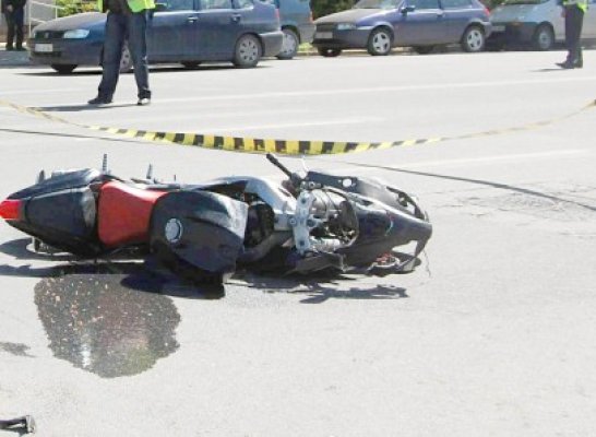 A accidentat un motociclist şi a fugit de la faţa locului